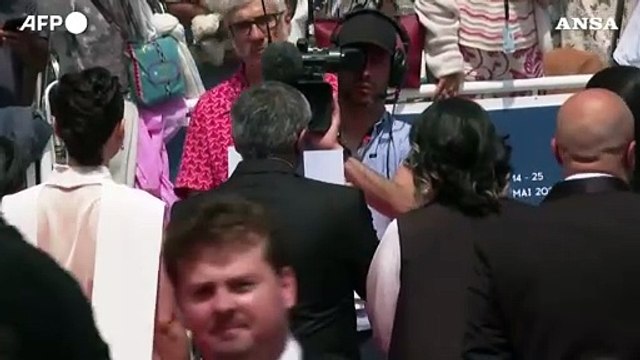 Cannes, il regista Rasoulof con le foto degli attori rimasti in Iran