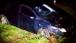 Motorista perde o controle da direção e Corolla vai parar na canaleta na BR-163