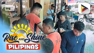 PCG, namahagi ng lugaw sa mga stranded na pasahero sa Real Port sa Quezon