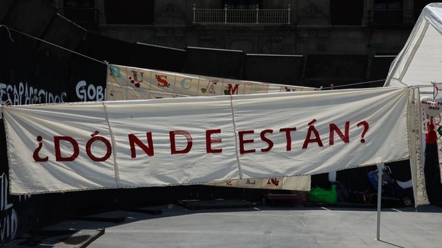 Madres buscadoras realizan un Bordatón en el Zócalo