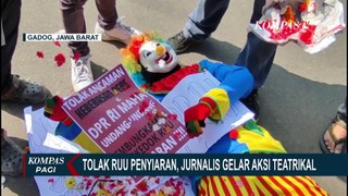 Tolak RUU Penyiaran, Jurnalis Gelar Aksi Teatrikal di Simpang Gadog, Bogor
