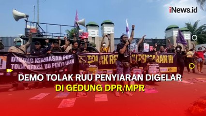 Ratusan Jurnalis dan Mahasiswa Demo Tolak RUU Penyiaran di Depan Gedung DPR/MPR