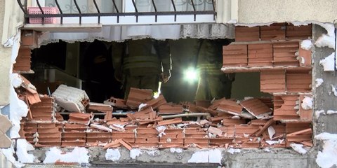Esenler'de rögarda yaşanan patlamada dairenin duvarı yıkıldı