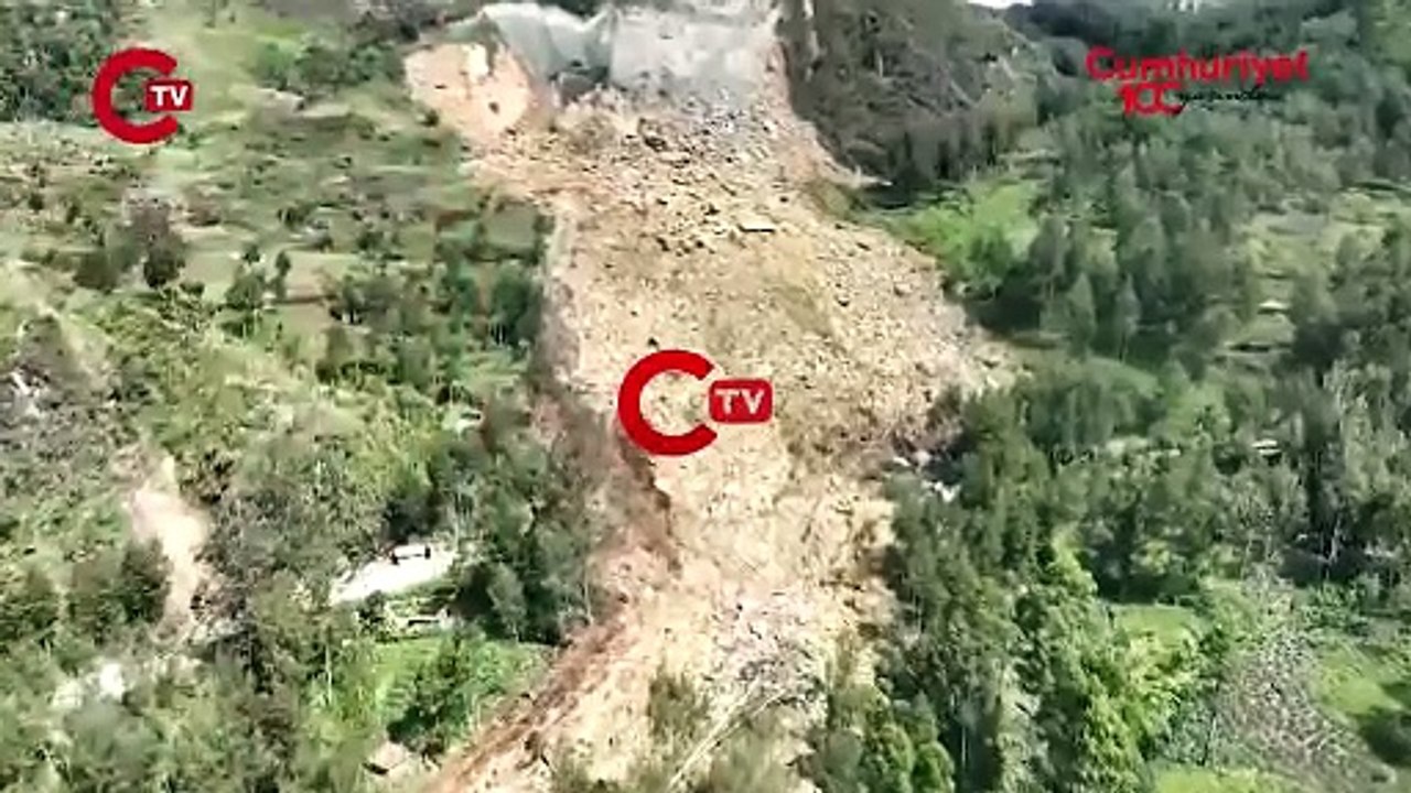 Papua Yeni Gine'de toprak kayması Binlerce kişi toprak altında