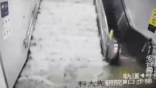FIN Fuseau horaire Chine : Après de fortes pluies à Hefei, province d'Anhui, une station de métro a été inondée d'eau de pluie.