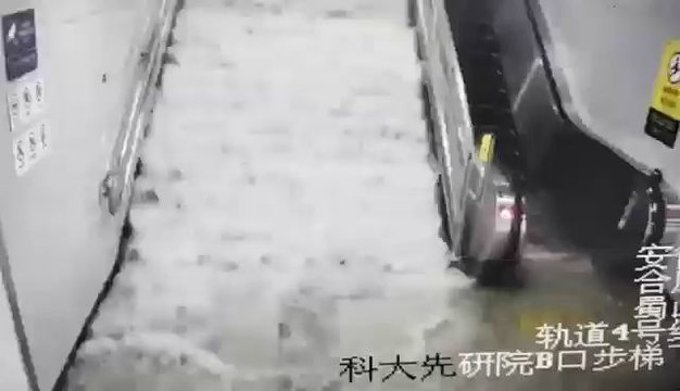 FIN Fuseau horaire Chine : Après de fortes pluies à Hefei, province d'Anhui, une station de métro a été inondée d'eau de pluie.