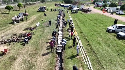 Köyünün evlerini boyayan muhtardan görülmemiş köy hayrı