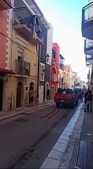 Andria, uomo aggredito da pitbull si rifugia sul balcone per salvarsi
