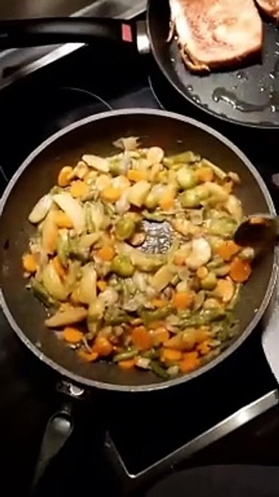 Keiner weiß, was das für eine  GEMÜSEMISCHUNG ist...beim ️ ABENDESSEN