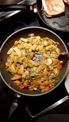 Keiner weiß, was das für eine  GEMÜSEMISCHUNG ist...beim ️ ABENDESSEN