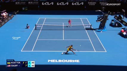 Kostyuk lève les bras au ciel : elle a gagné... ce point, mais perdu le match