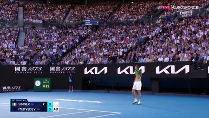Du grand art : comment Medvedev a maîtrisé Sinner pour empocher le 1er set