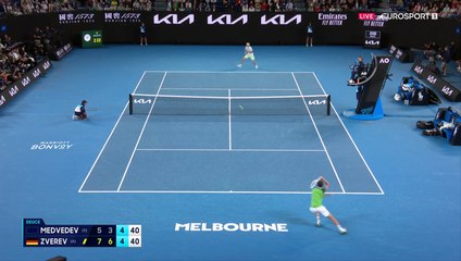 Une course magistrale et un coup de patte bien senti : Medvedev fait tomber Zverev à la renverse