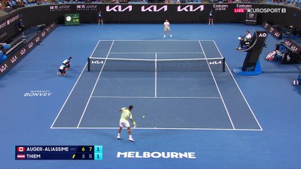 F2A claque un coup gagnant... sur une balle qui a doublé