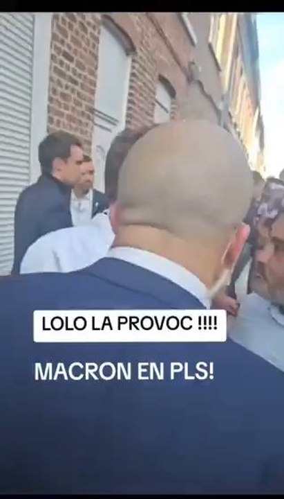 [Les 11 000 bouteilles de champagne à l'Élysée, c'est pour qui c’est  pour défendre l'Ukraine? ]." Un homme en colère demande des explications au président Emmanuel Macron concernant l'aide de la France envers l'Ukraine,