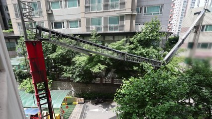 서울 오류동 사다리차 18층 높이에서 넘어져...일대 정전 / YTN