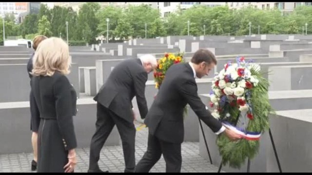 Macron a Berlino, omaggio con Steinmaier al Memoriale dell'Olocausto
