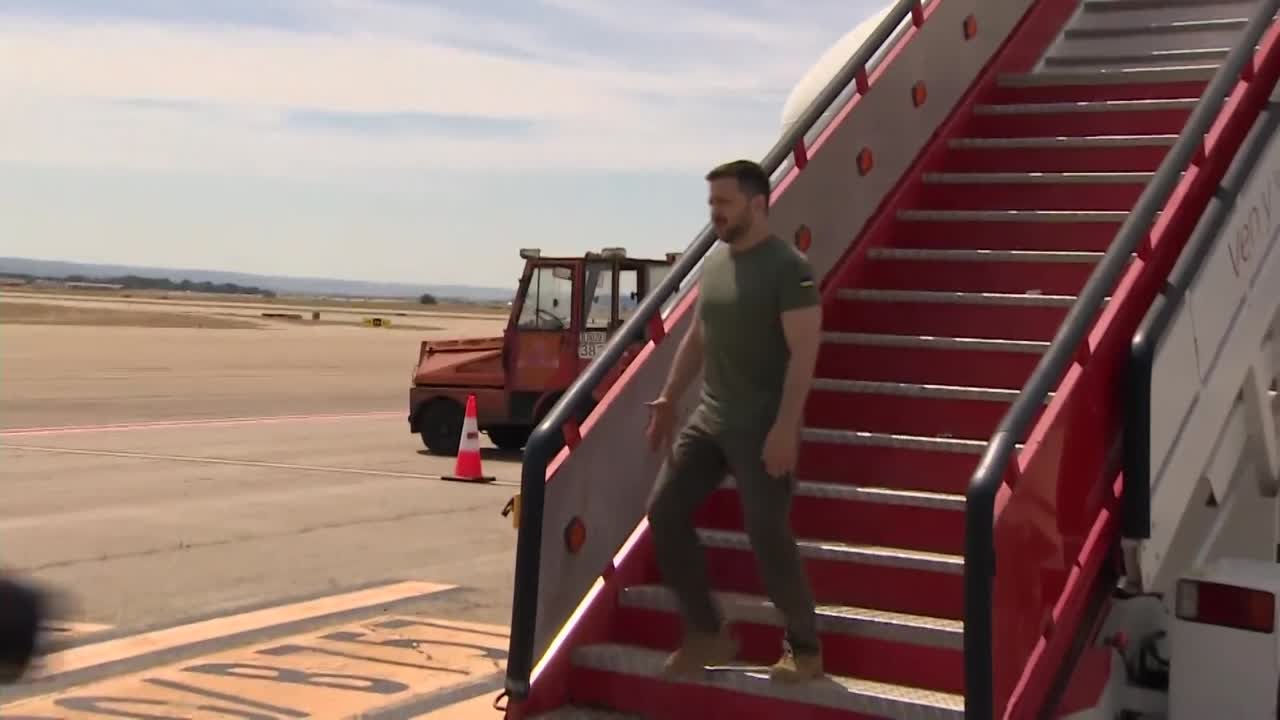 El rey Felipe VI recibe a Zelenski a su llegada a España