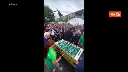 Macron in Germania, ecco la sfida a biliardino con il Presidente Steinmeier