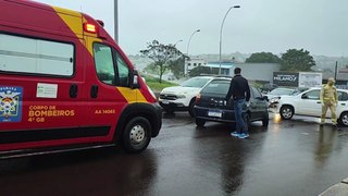 Carros se envolvem em colisão no viaduto da PRc-467 e homem fica ferido