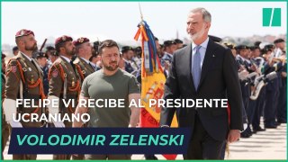 Felipe VI recibe al presidente ucraniano Volodimir Zelenski en el aeropuerto de Madrid