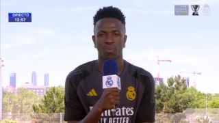 El vacile de Vinicius a Roberto Carlos por su entrevista en Real Madrid TV