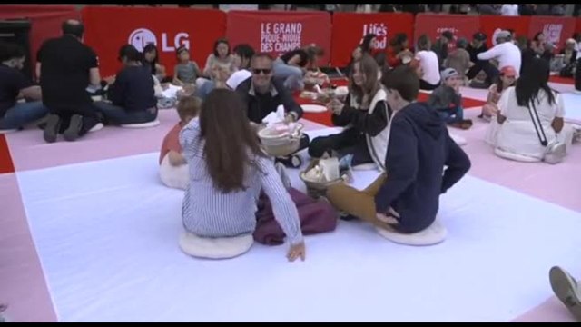 Parigi, enorme pic-nic per 4.000 per rilanciare gli Champs-Elysees