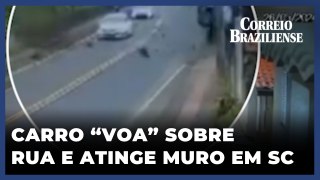 CARRO “VOA” SOBRE RUA E ATINGE MURO EM SC