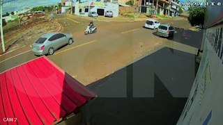 Vídeo mostra violência de colisão frontal a qual deixou motociclista com lesão grave