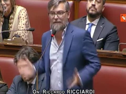 Le Bandiere della Pace e della Palestina in Aula alla Camera, M5S chiede riconoscimento Palestina