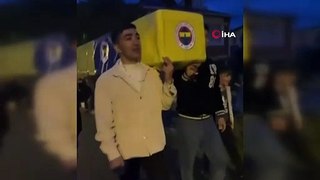 Galatasaray taraftarından şampiyonluk sonrası ilginç hamle: Fenerbahçe tabutu taşıdılar