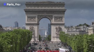 Un pique-nique géant rassemble 4.000 personnes sur les Champs-Elysées