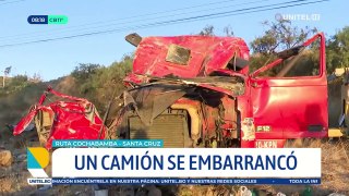 Camión con carga de pollo se embarrancó en Tutimayu, ruta entre Cochabamba y Santa Cruz
