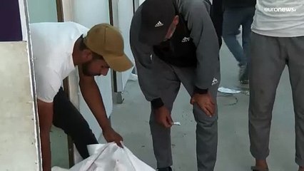 مشيعون يتعرفون على جثث أحبائهم الذين قتلوا في الغارة الإسرائيلية على مخيم رفح للاجئين