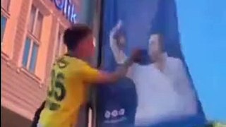 Fenerbahçe taraftarı Ali Koç'un posterini bıçakladı!