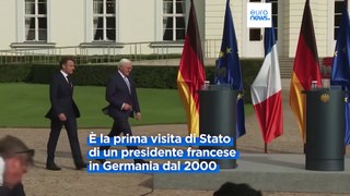 Macron in Germania: visita al memoriale per le vittime dell'Olocausto a Berlino e vola a Dresda