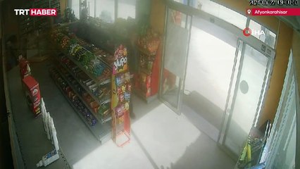 Arabasıyla önce bir kişiye çarptı, sonra markete girdi