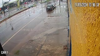 Vídeo mostra colisão entre carros na Avenida Barão do Rio Branco e Rua Manaus