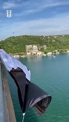 Beşiktaş bayrağı köprüye asıldı!