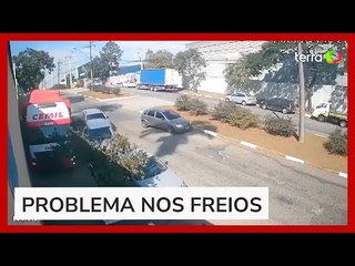 Caminhão desgovernado acerta carros e cai sobre o teto de empresa em São Paulo