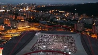 Luz 'pintada' de vermelho por… Taylor Swift. Os concertos vistos de cima