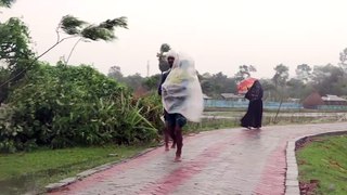 Ciclón deja una decena de muertos y 30.000 viviendas destruidas en Bangladés