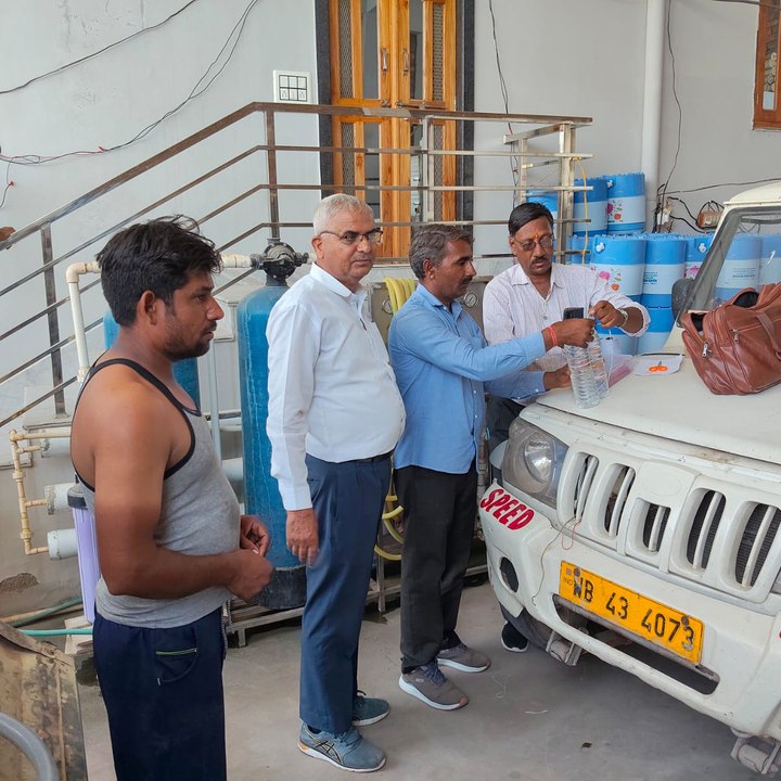 केवल पानी को ठंडा कर डाल रहे थे, तभी पहुंचे अधिकारी तो छिपाने लगे, फिर जो मिला दंग रह गए