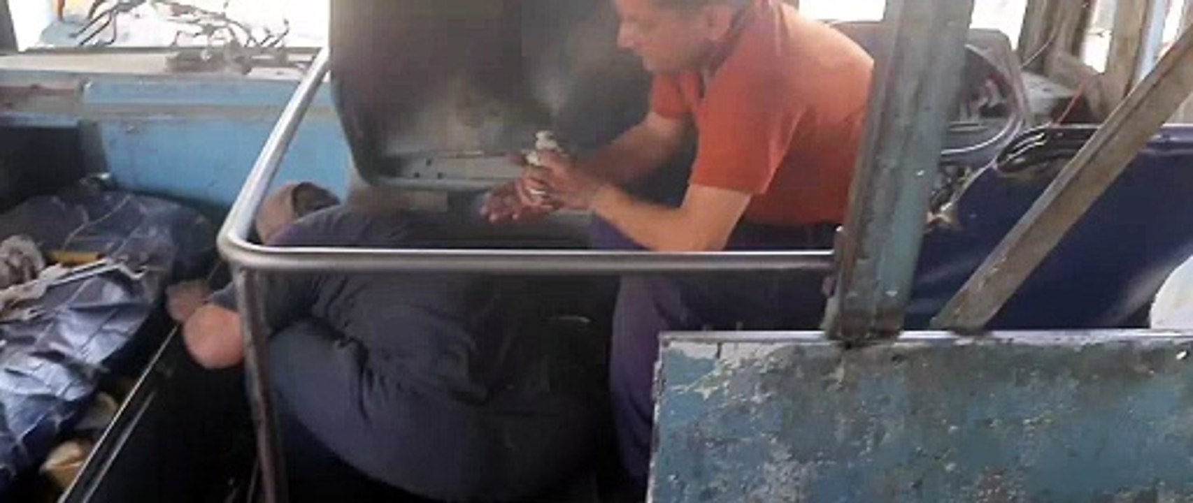 भीषण गर्मी में तवे सी तप रही सड़क हाइवे पर हांफने लगीं रोडवेज बस