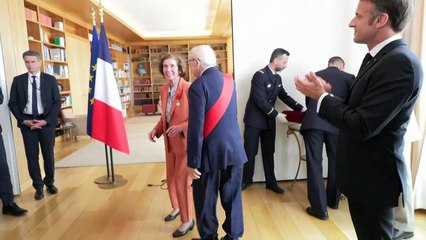 Macron décore les époux Klarsfeld à Berlin, "militants de la mémoire" de la Shoah