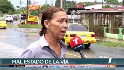 Transportistas protestan por el pésimo estado de la vía principal en Villa Lobos