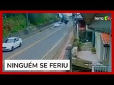 Motorista perde o controle e faz carro ‘voar’ e atingir casa em Santa Catariana