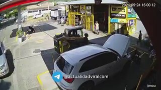 Cámaras captan momento en que hombre es asesinado dentro de una gasolinera