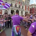 Llegada de los jugadores del Real Valladolid a la Plaza Mayor
