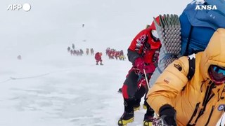Everest, vetta conquistata piu' di 600 volte da aprile